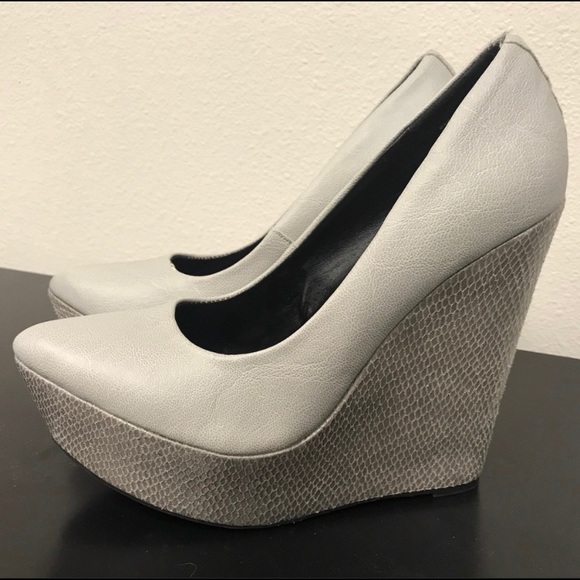 Rock & Republic Faux Snakeskin Gray Wedges - Picture 1 of 6